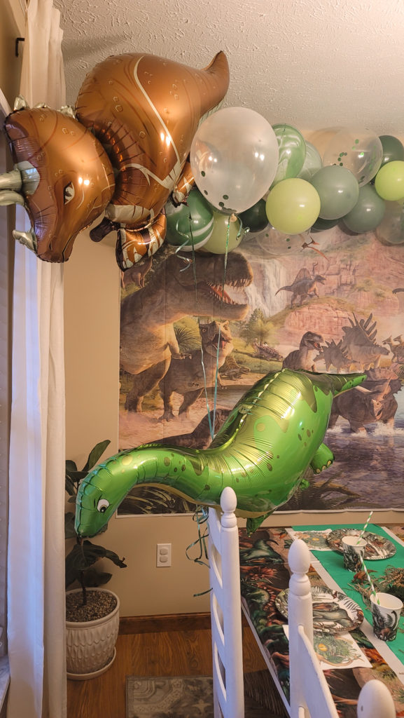 dinosaur party decorations with balloons